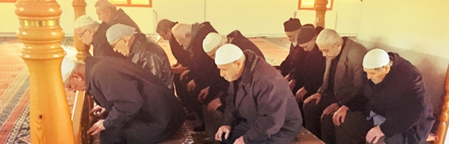 Sandalye ve sıralarda namaz kılmak ne derece doğru?